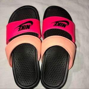 NIKE SLIDES